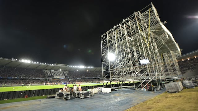 La estructura del escenario sobre el que actuó el sábado Joaquín Sabina fue testigo también del partido entre Talleres y Banfield. (Javier Ferreyra)