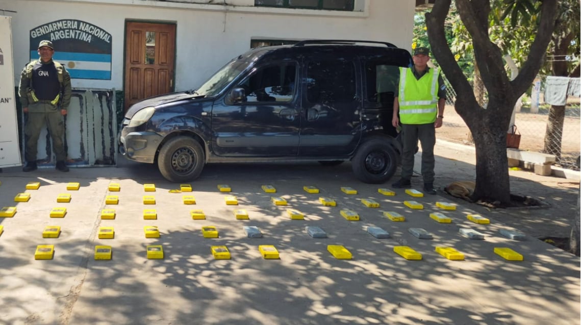 Un total de 59 "ladrillos" se extrajo del interior del vehículo retenido en la RN 34. Con un peso de más de 61 kilos, el estupefaciente secuestrado estaría valuado en unos $1.220 millones.