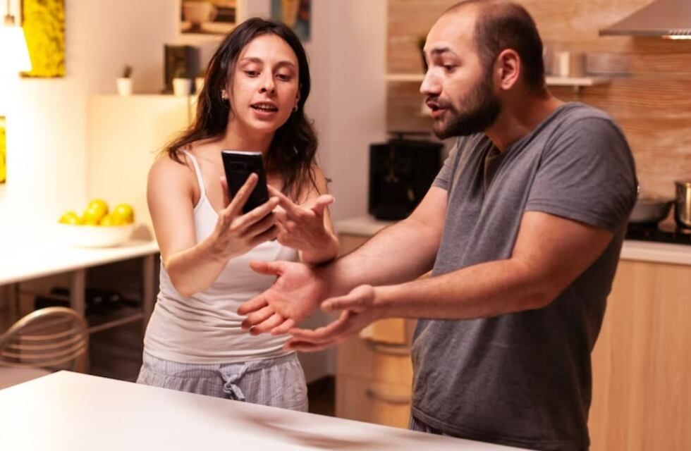 Un hombre estaba con su amante, llegó su novia y él zafó con una insólita estrategia: es viral en redes sociales