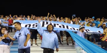 El aliento de los hinchas Piratas, en la previa del encuentro contra Delfín (La Voz).