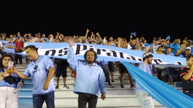 El aliento de los hinchas Piratas, en la previa del encuentro contra Delfín (La Voz).