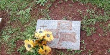 Roban placas de bronce del cementerio de Eldorado.