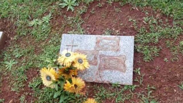 Roban placas de bronce del cementerio de Eldorado.