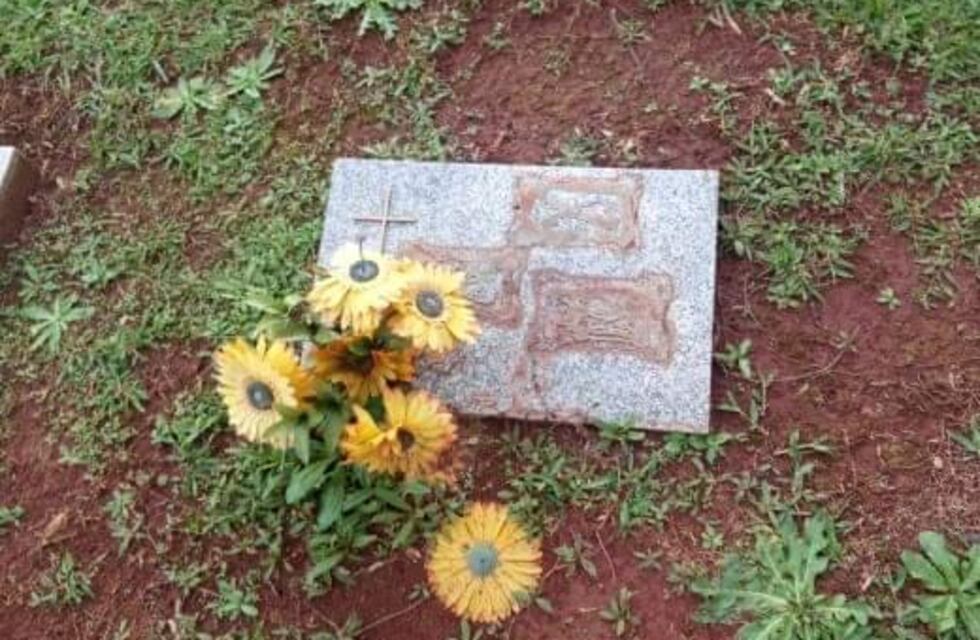 Roban placas de bronce del cementerio de Eldorado