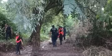 Efectivos policiales se internaron en senderos aledaños al barrio "Tupac Amaru" en búsqueda de Micaela Belén Díaz.