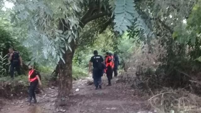 Efectivos policiales se internaron en senderos aledaños al barrio "Tupac Amaru" en búsqueda de Micaela Belén Díaz.