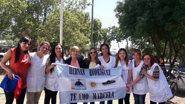 Docentes de la escuela de Villa Atuel que ahora llevará el nombre de Hernán Rodríguez.
