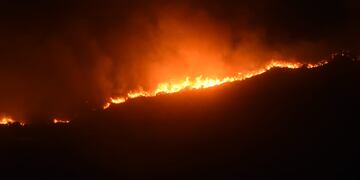 Incendios en Córdoba. El fuego baja detrás del hotel Alto San Pedro, en Villa Giardino. (La Voz)
