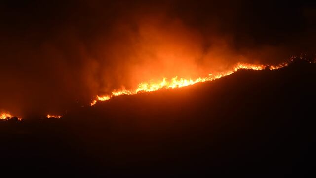 Incendios en Córdoba. El fuego baja detrás del hotel Alto San Pedro, en Villa Giardino. (La Voz)