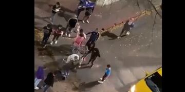 Pánico en Nueva Córdoba, en la esquina de Larrañaga y Derqui. Una patota de encapuchados golpean y roban (Captura de video).