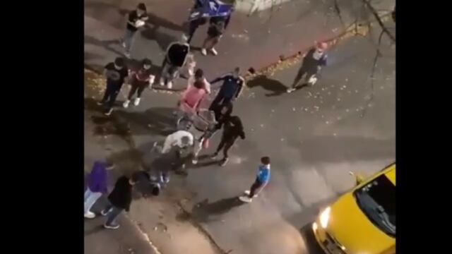Pánico en Nueva Córdoba, en la esquina de Larrañaga y Derqui. Una patota de encapuchados golpean y roban (Captura de video).