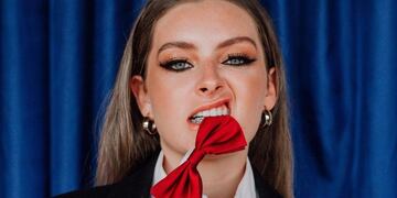 La hermana de Coti Romero que la rompe modelando.