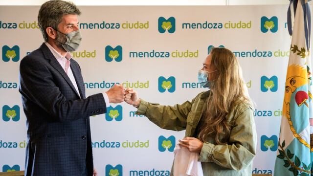 El intendente de la Ciudad de Mendoza, Ulpiano Suarez recibió a la destacada futbolista profesional Estefanía Banini.