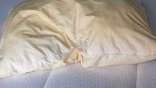 Ni lavandina ni jabón: el truco casero con dos ingredientes que elimina las manchas amarillas de las almohadas