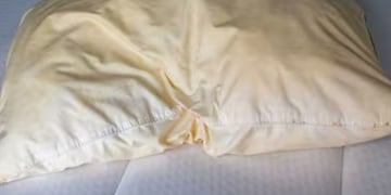 Ni lavandina ni jabón: el truco casero con dos ingredientes que elimina las manchas amarillas de las almohadas