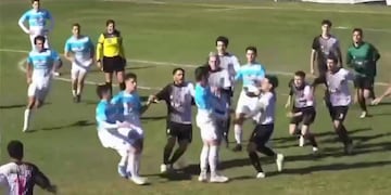 Los deportistas empezaron a correr por la cancha durante varios segundos hasta que pasó la bronca.