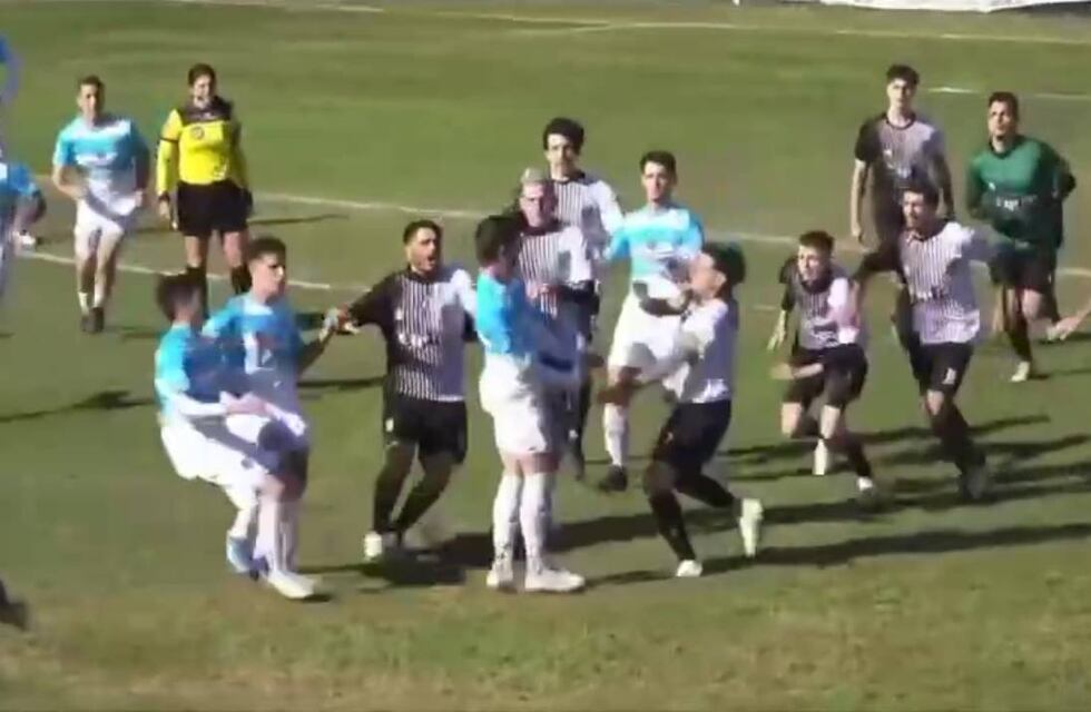 Futbolista pegó una patada descomunal y un clásico de pueblo santafesino se desmadró