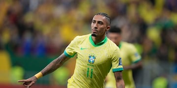 El delantero Raphinha celebra tras anotar de penal el segundo gol de Brasil en la victoria ante Perú en las eliminatorias del Mundial, el 15 de octubre de 2024, en Brasilia. (AP Foto/Eraldo Peres)