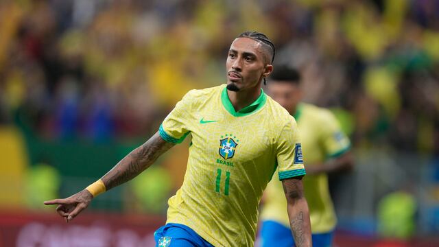 El delantero Raphinha celebra tras anotar de penal el segundo gol de Brasil en la victoria ante Perú en las eliminatorias del Mundial, el 15 de octubre de 2024, en Brasilia. (AP Foto/Eraldo Peres)