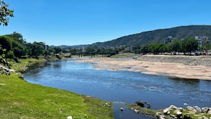 Tras las lluvias en las Altas Cumbres, la crecida del río San Antonio ingresó a Villa Carlos Paz. (La Voz)