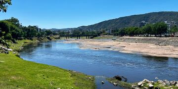 Tras las lluvias en las Altas Cumbres, la crecida del río San Antonio ingresó a Villa Carlos Paz. (La Voz)