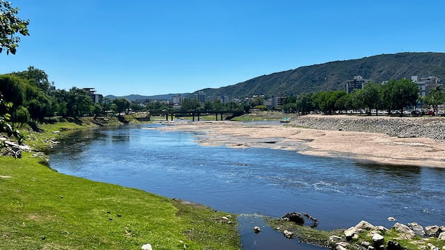 Tras las lluvias en las Altas Cumbres, la crecida del río San Antonio ingresó a Villa Carlos Paz. (La Voz)