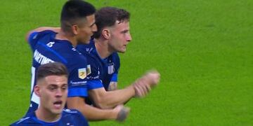 Bruno Barticciotto festejó por duplicado en Santiago del Estero, para un Talleres invicto y en la punta (Imagen de TV).