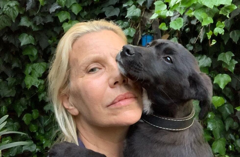 Nora Portela, la exmodelo que convive con 40 perros, cuida animales y ayuda a los más carenciados