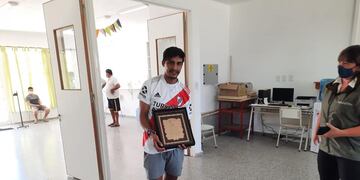 El joven de 25 años logró finalizar su carrera de Profesor de Geografía mientras trabajaba en la desfloración del maíz.