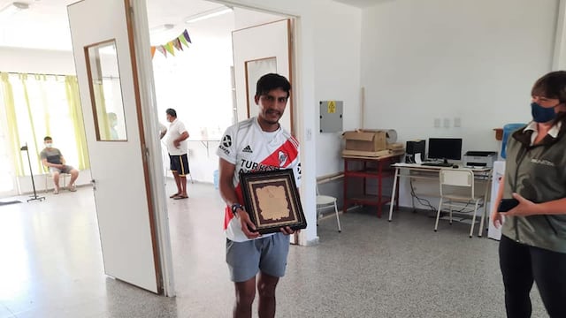 El joven de 25 años logró finalizar su carrera de Profesor de Geografía mientras trabajaba en la desfloración del maíz.