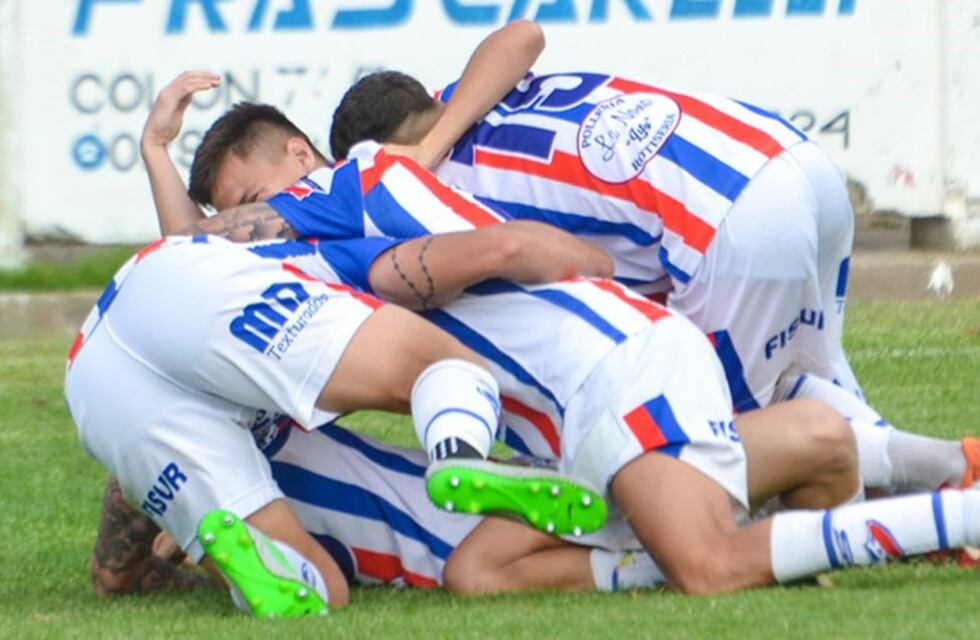 Liga del Sur: Rosario goleó y quedó a un partido de volver a Primera