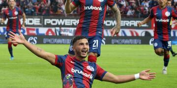 Iván Leguizamón celebra la apertura del marcador de San Lorenzo en el duelo ante Boca, por la fecha 11 de la Liga Profesional.