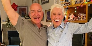 Wally Funk junto a Jeff Bezos