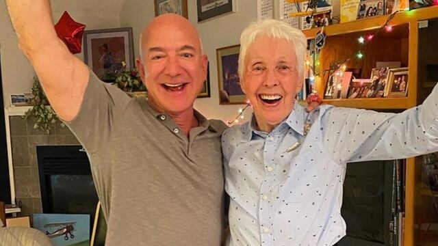 Wally Funk junto a Jeff Bezos