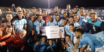 Los jugadores de Racing de Nueva Italia celebran la clasificación a los 16avos de final de la Copa Argentina tras vencer a San Lorenzo. (Prensa Copa Argentina)