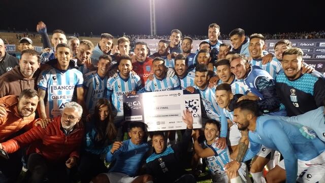 Los jugadores de Racing de Nueva Italia celebran la clasificación a los 16avos de final de la Copa Argentina tras vencer a San Lorenzo. (Prensa Copa Argentina)
