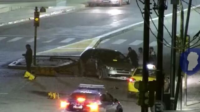El joven casi atropella a un policía cuando intentó huir de la escena, en barrio Crisol (Captura de video).