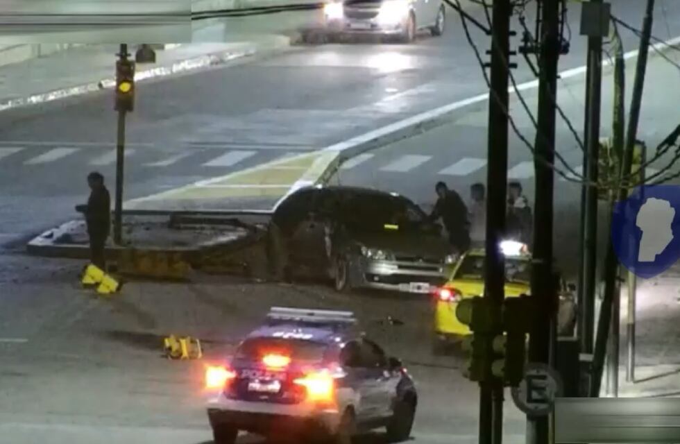 Chocó un semáforo y casi atropella a un policía en barrio Crisol