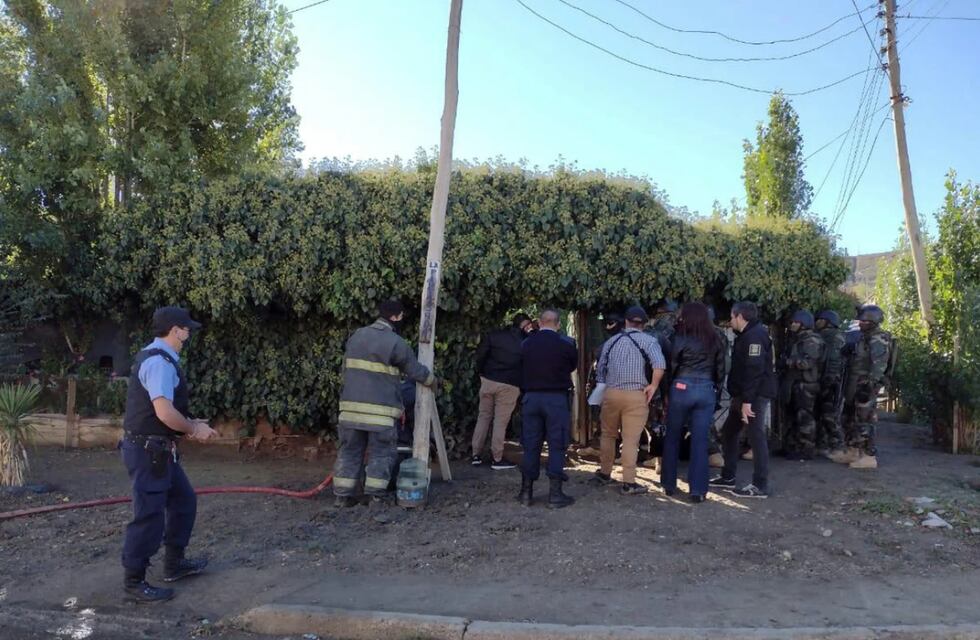 Lo fueron a buscar para detenerlo pero se atrincheró con un cuchillo y amenazó con matarse