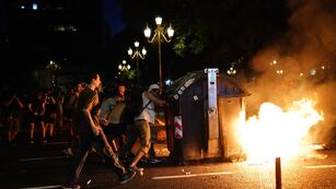 Incidentes y enfrentamientos frente al Congreso durante una nueva protesta contra la ley ómnibus. Foto: Clarín