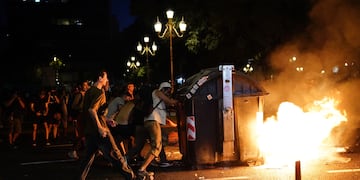 Incidentes y enfrentamientos frente al Congreso durante una nueva protesta contra la ley ómnibus. Foto: Clarín