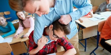 Un niño de 8 años de La Plata maltrata a sus compañeros y profesores en la escuela.