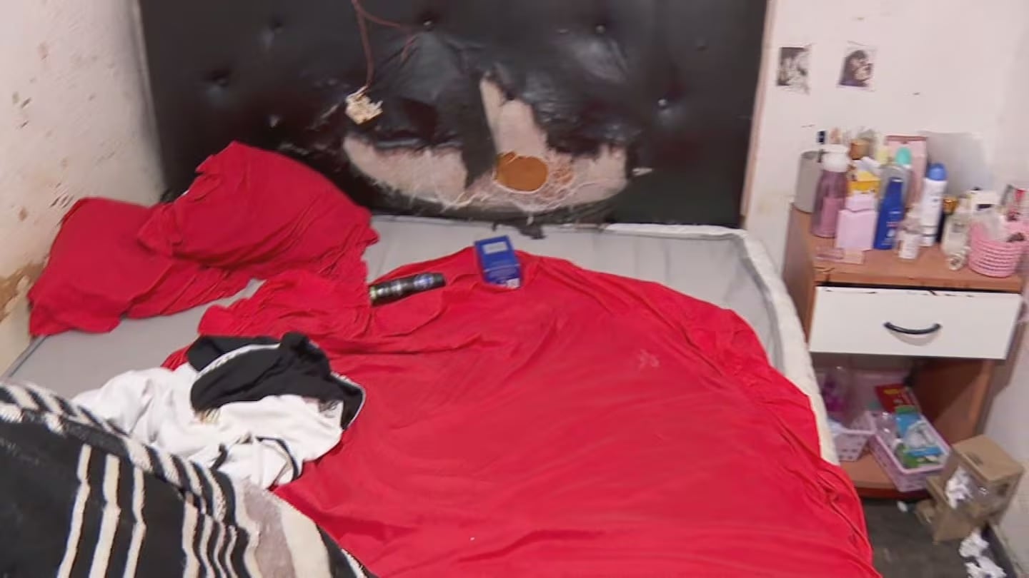 Así luce la habitación en la que dormía Morena Verdi.