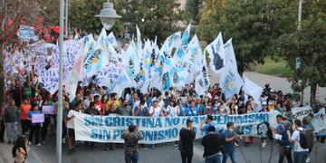 La manifestación de los militantes kirchneristas se concentró en la plaza Belgrano y luego marcharon por las calles de la ciudad.