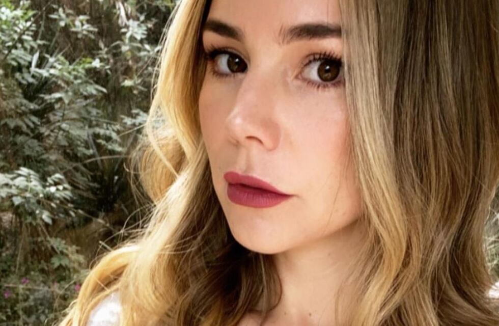 Camila Sodi, “Erika” en “Luis Miguel”, cautivó a sus seguidores con un vestido de cuero corto y al cuerpo