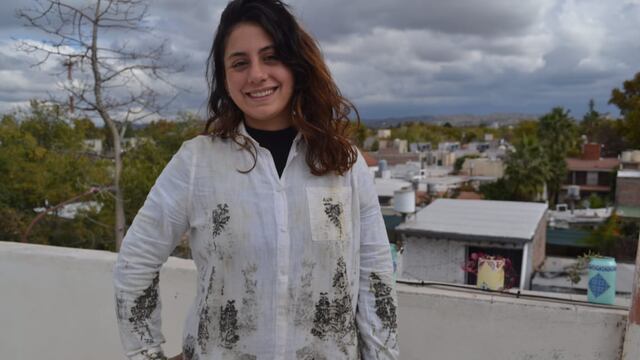 Agostina Andrada creadora del emprendimiento. Viste una camisa estampada con jarilla.