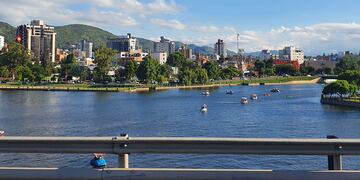 Villa Carlos Paz desde el puente Uruguay, este fin de semana de febrero. (Foto: VíaCarlosPaz).