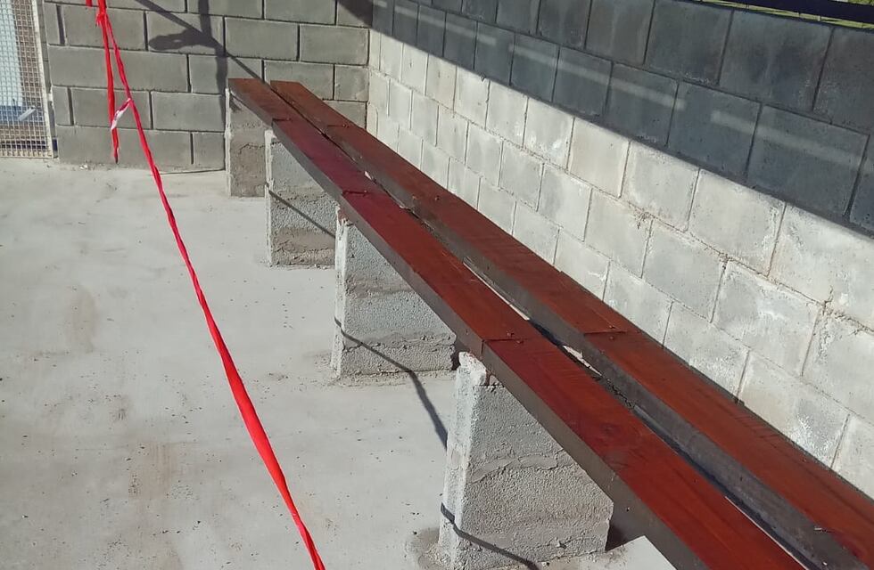 Tres Arroyos: Recambio de bancos en la pista de hockey municipal