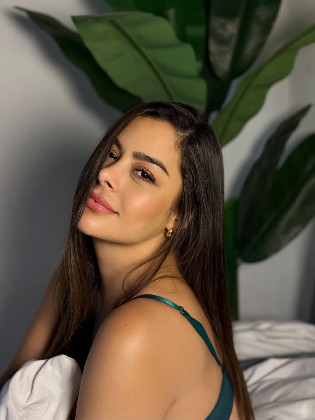 Desde la cama, Larissa Riquelme apostó por un look de alto impacto y desafió los límites de la censura: “Que los demás piensen lo que quieran”