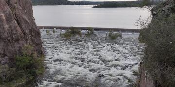 Tras las intensas lluvias, el nivel del dique alcanzó su cota máxima y el Vertedero del Embalse brindó un verdadero espectáculo natural.